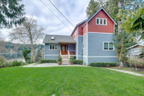 Lakefront Washington Home with Grill, Dock and Kayaks!